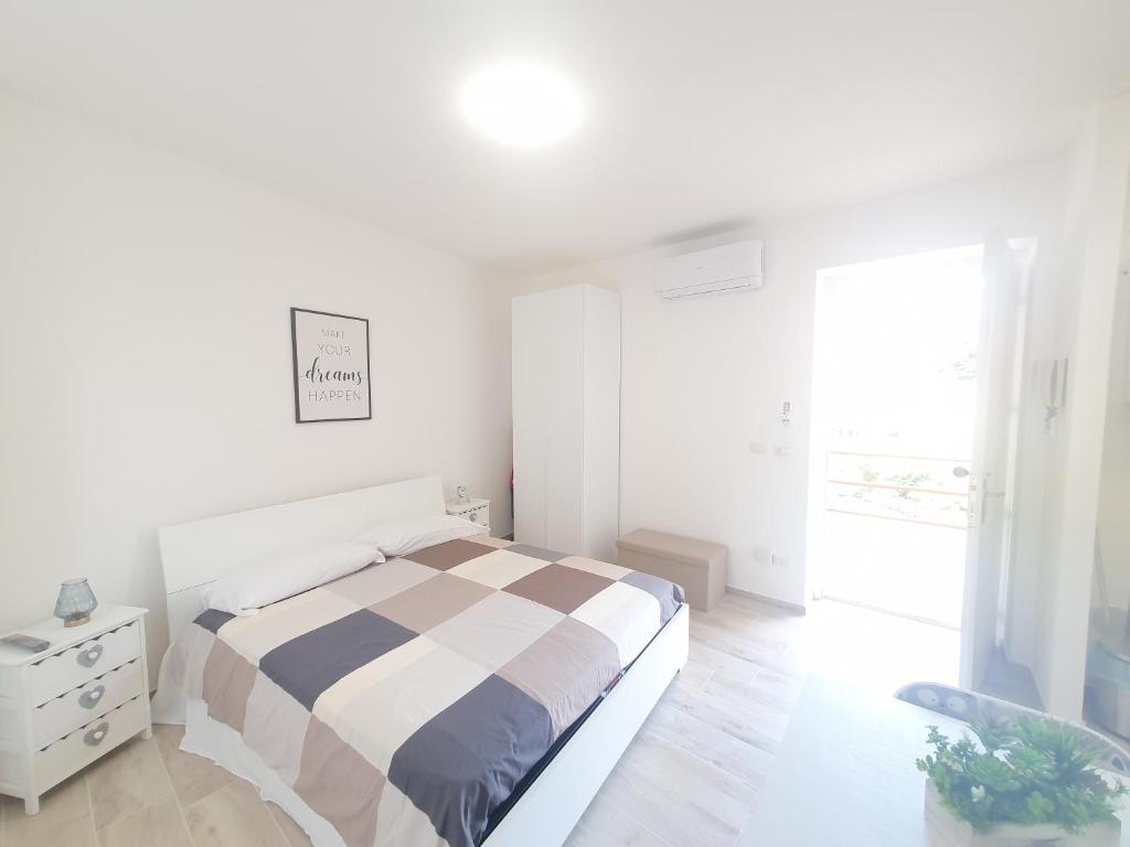 1 dormitorio blanco con 1 cama y vestidor en Mini Suite Valentino, en Casale Monferrato