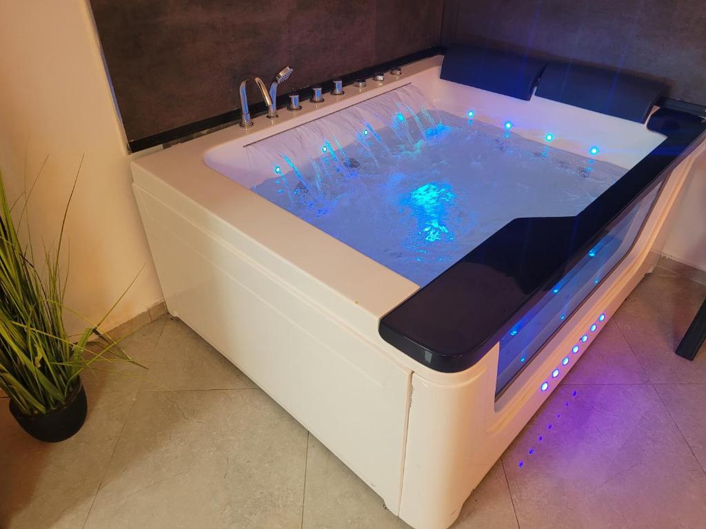 Yalarent Malina motel in Tiberias - Chambre Royale Avec Salle De Bain Spa
