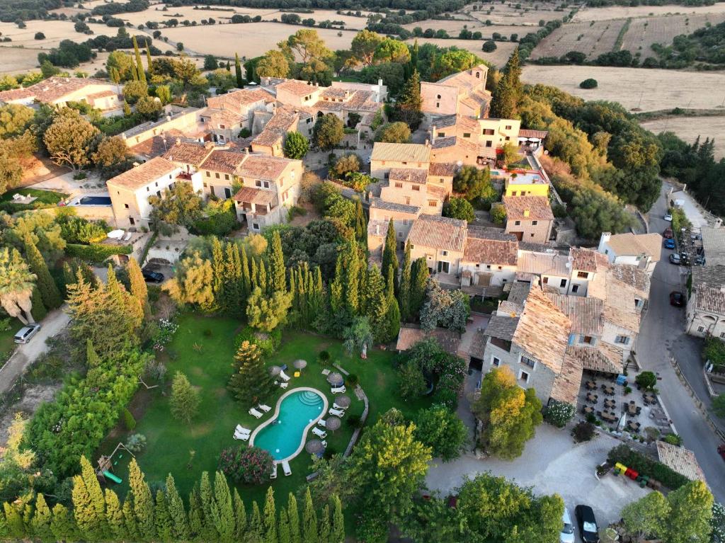 una vista aérea de una gran finca con piscina en Hotel Rural Nou Dalt Muntanya, en Orient