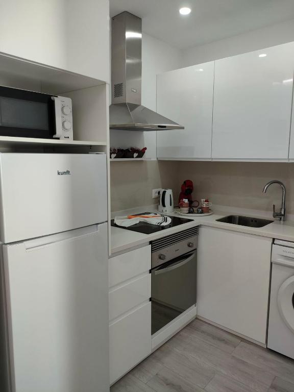 Kuchyň nebo kuchyňský kout v ubytování Bonny House Los Cristianos Sea View Free Wifi