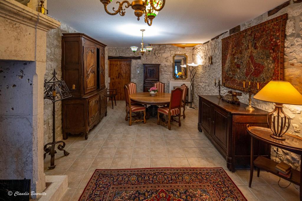 a kitchen and dining room with a table and chairs at Bastide de Tournon d'Agenais in Tournon-dʼAgenais