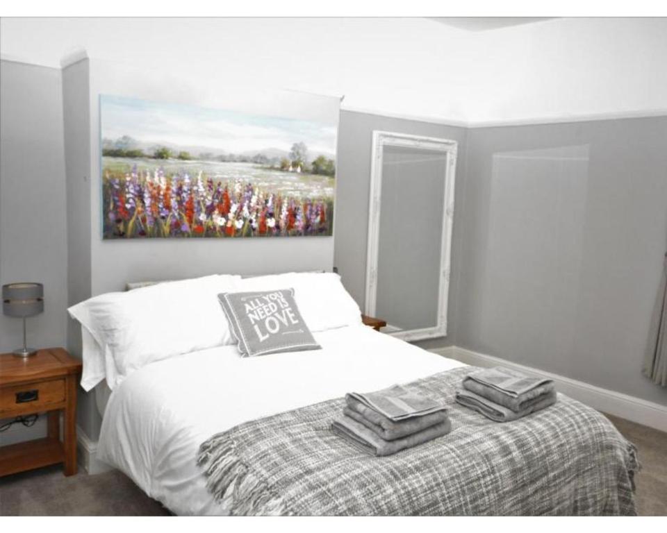 - une chambre avec un lit orné d'une peinture murale dans l'établissement Victoria House, à Southport