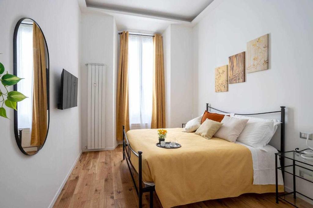 Łóżko lub łóżka w pokoju w obiekcie Milano City Apartments - Duomo Brera - Elegant Suite in Design District