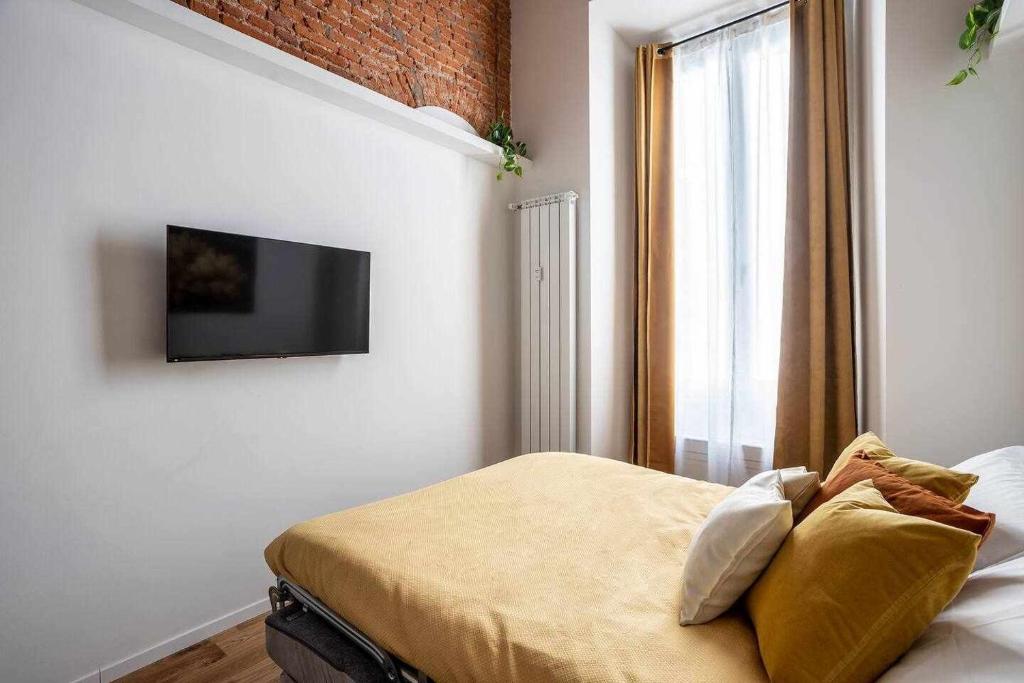 Telewizja i/lub zestaw kina domowego w obiekcie Milano City Apartments - Duomo Brera - Elegant Suite in Design District