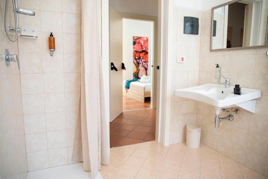 Un baño de Ballaro' Hotel - Budget Room