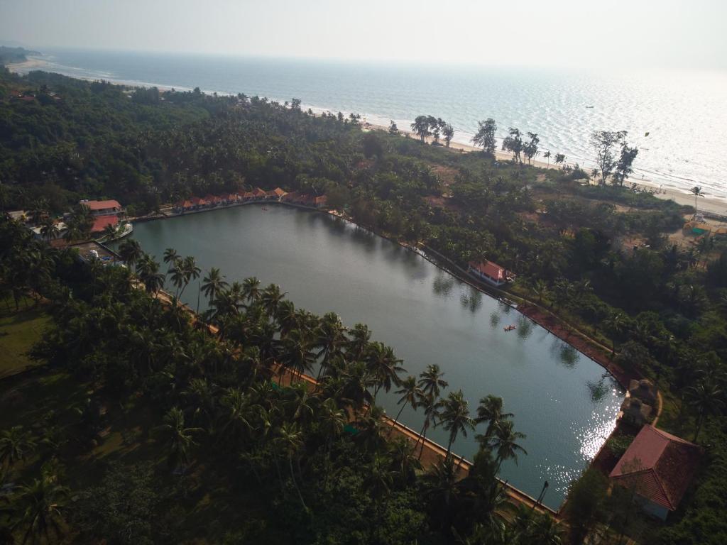 - Vistas aéreas al lago y a la playa en Veda5 Wellness Retreat & Spa, en Old Goa