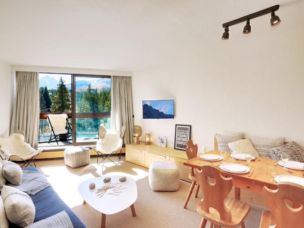 un salon avec une table et des chaises en bois dans l'établissement Appartement Courchevel 3 Pièces, 6 Pers, Skis aux Pieds - FR-1-575-16, à Courchevel