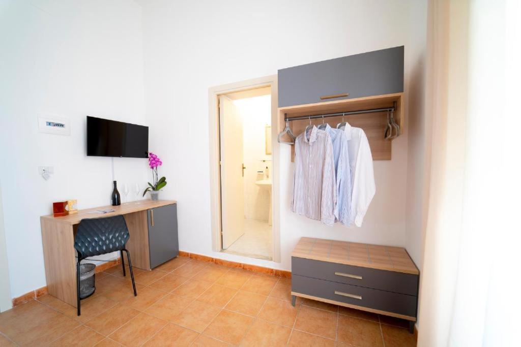 Una televisión o centro de entretenimiento en Ballaro' Hotel - Budget Room