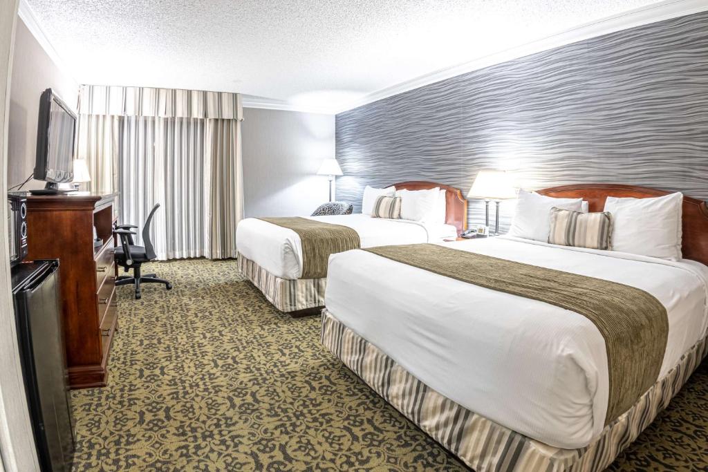 Postel nebo postele na pokoji v ubytování Salt Lake Plaza Hotel SureStay Collection by Best Western