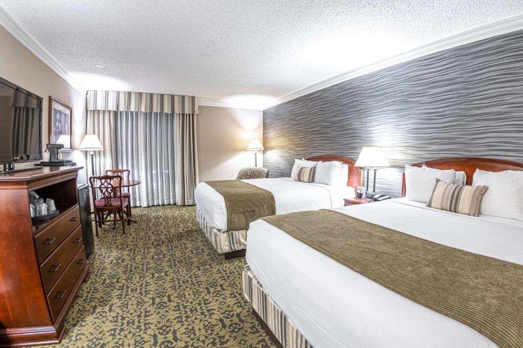 Postel nebo postele na pokoji v ubytování Salt Lake Plaza Hotel SureStay Collection by Best Western