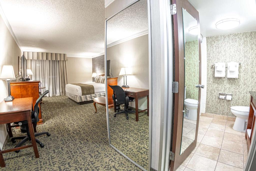 Koupelna v ubytování Salt Lake Plaza Hotel SureStay Collection by Best Western