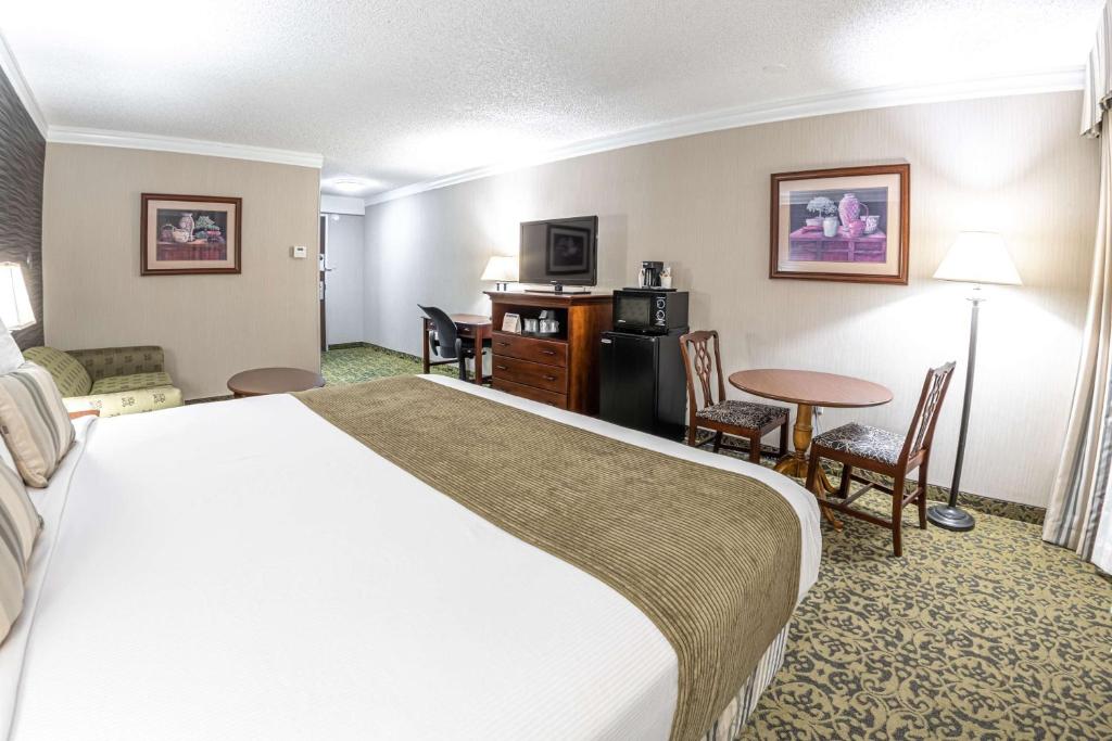 Postel nebo postele na pokoji v ubytování Salt Lake Plaza Hotel SureStay Collection by Best Western