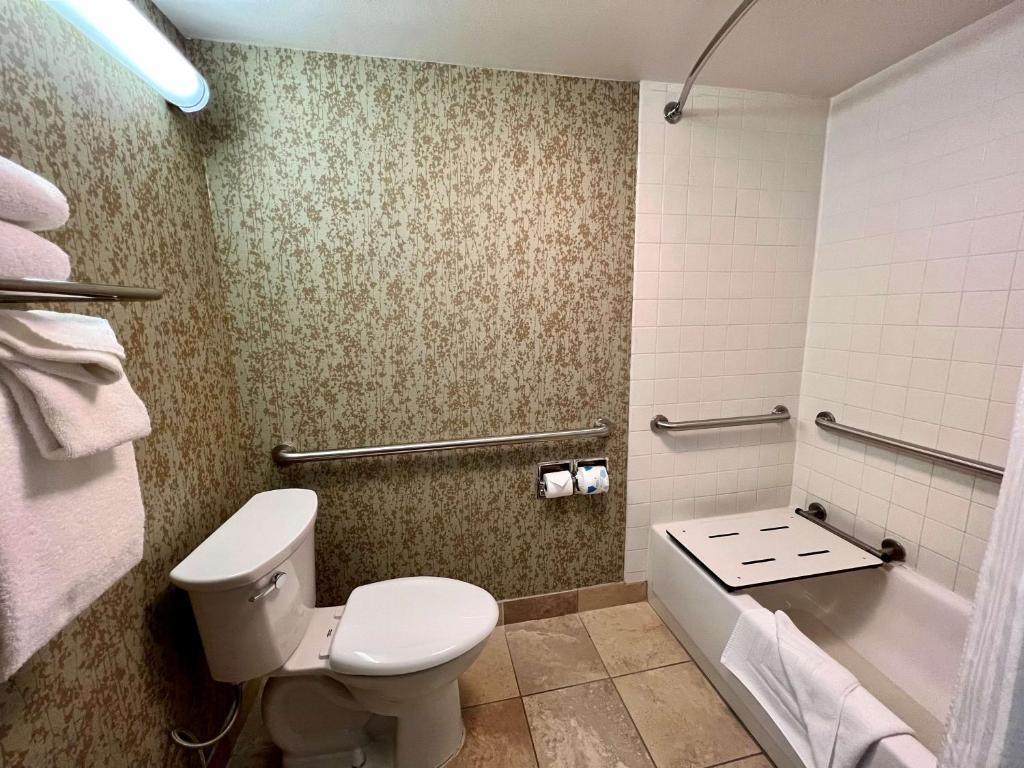 Koupelna v ubytování Salt Lake Plaza Hotel SureStay Collection by Best Western