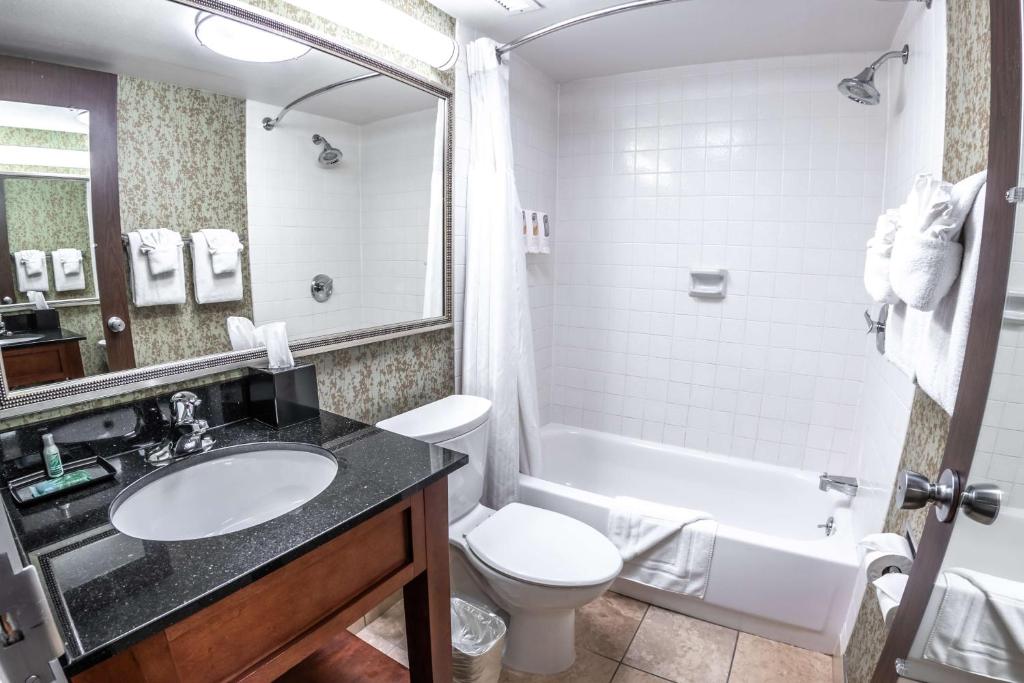 Koupelna v ubytování Salt Lake Plaza Hotel SureStay Collection by Best Western