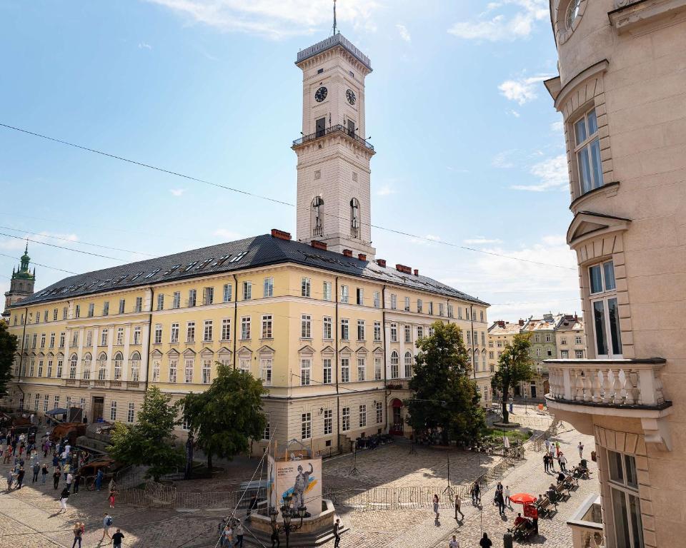 Nespecifikovaný výhled na destinaci Lvov nebo výhled na město při pohledu z hotelu