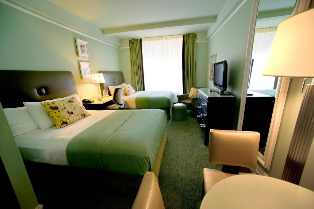 Postel nebo postele na pokoji v ubytování Hotel Beacon