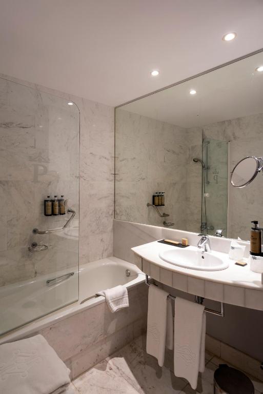 y baño con lavabo, bañera y ducha. en Parador de Bielsa, en Espierba