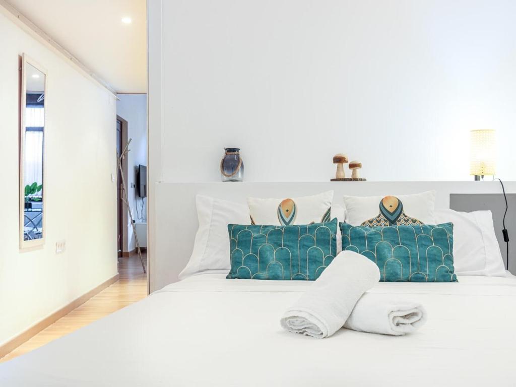 A bed or beds in a room at La muralla de Sevilla