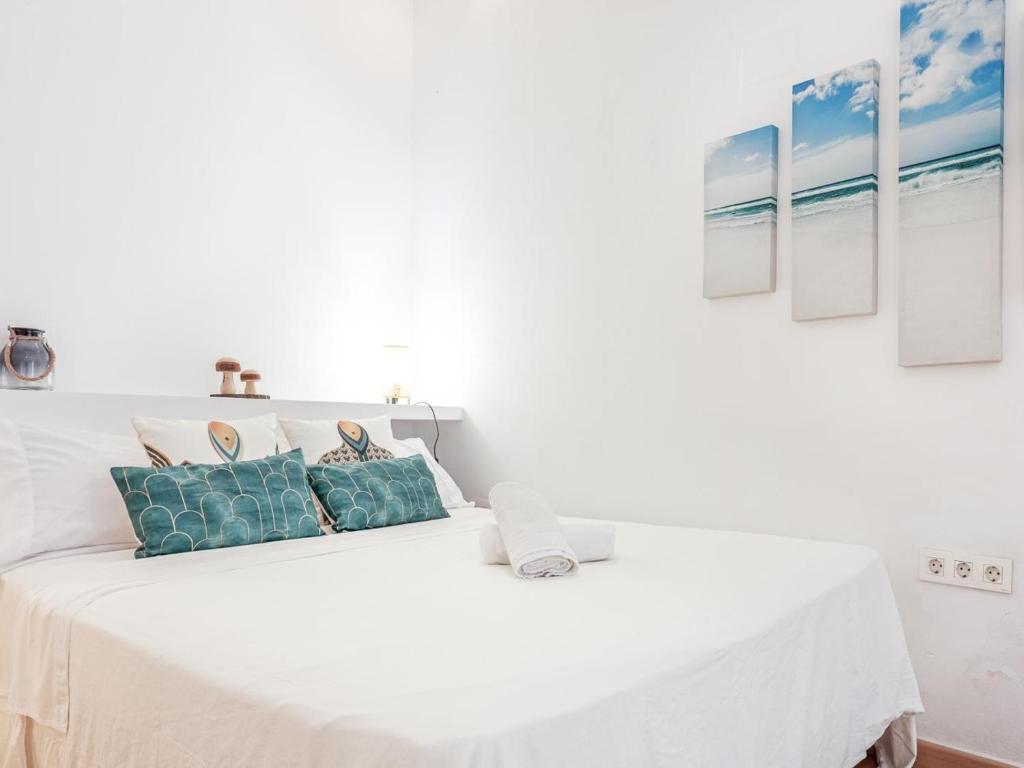 A bed or beds in a room at La muralla de Sevilla