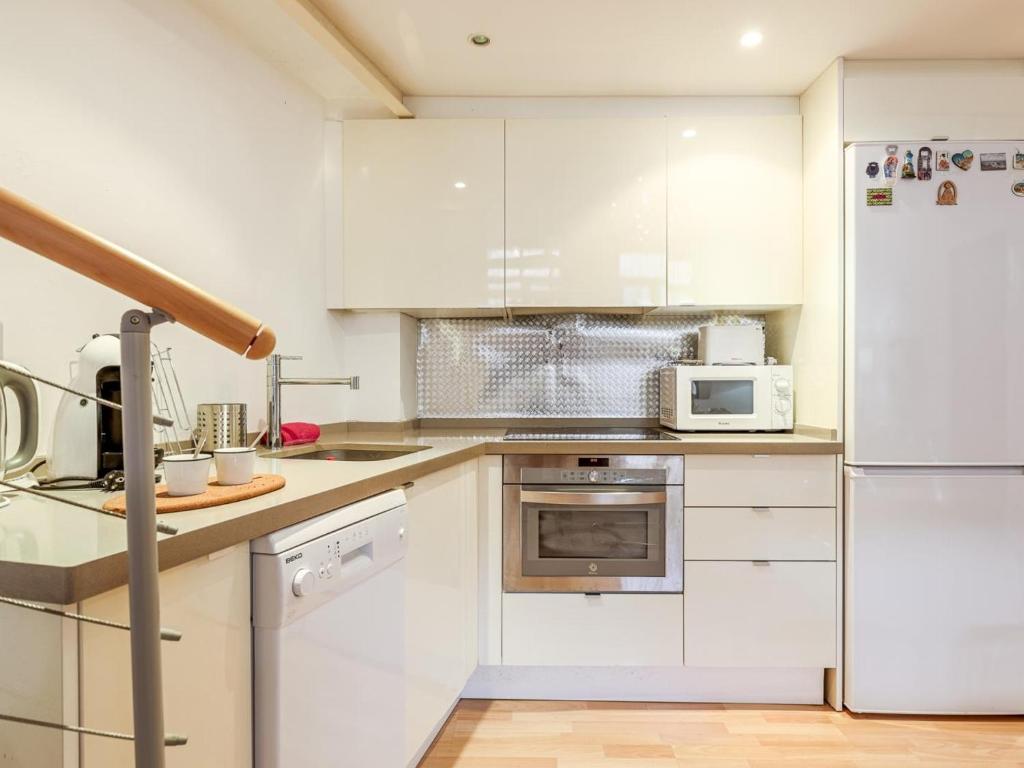 A kitchen or kitchenette at La muralla de Sevilla