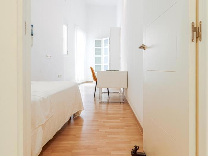 A bed or beds in a room at La muralla de Sevilla
