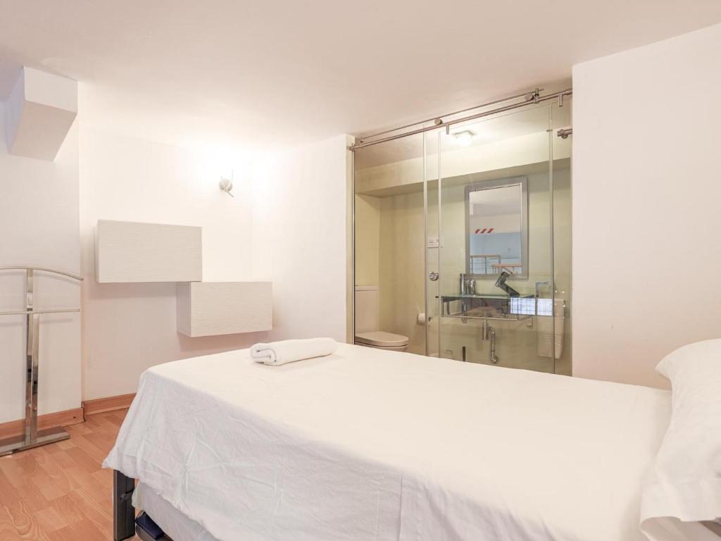 A bed or beds in a room at La muralla de Sevilla