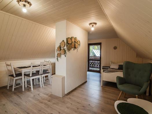 Posedenie v ubytovaní Apartamenty na wzgórzu
