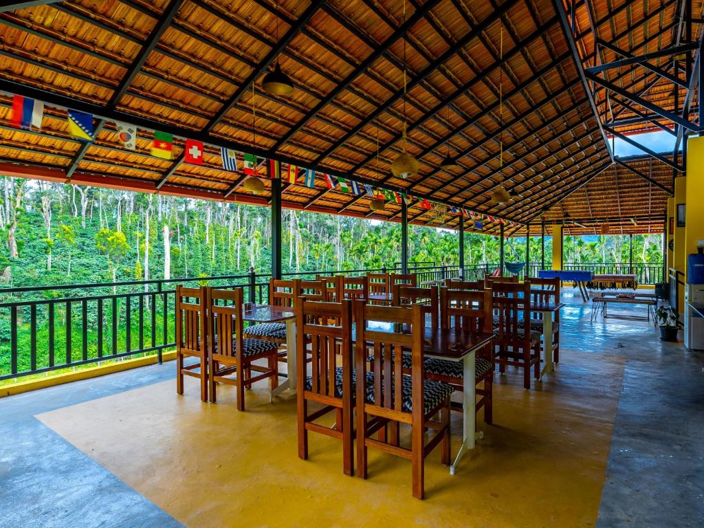 Rõdu või terrass majutusasutuses The Hosteller Coorg Rainforest, Madikeri