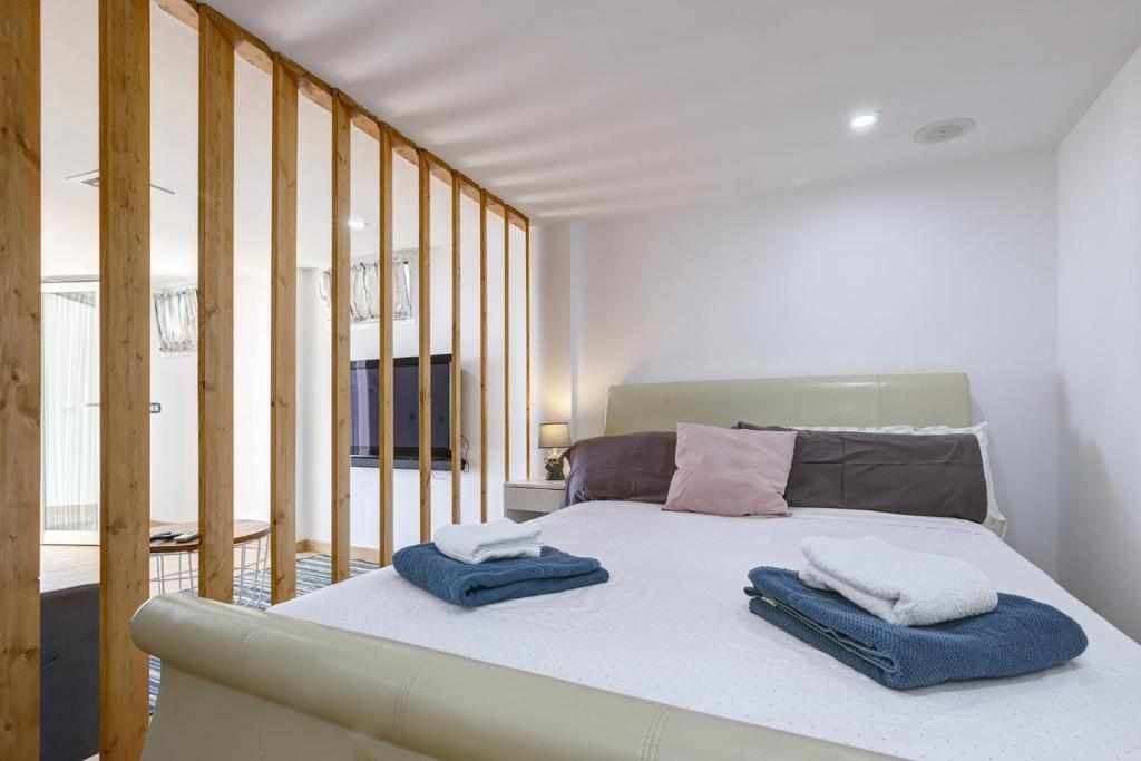 Postel nebo postele na pokoji v ubytování Modern independent studio apt in luxury villa