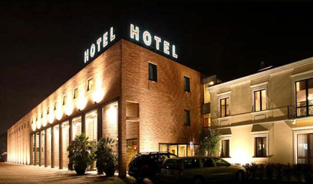 un hotel con un coche aparcado delante de él por la noche en Hotel Villa Giulietta, en Fiesso dʼArtico