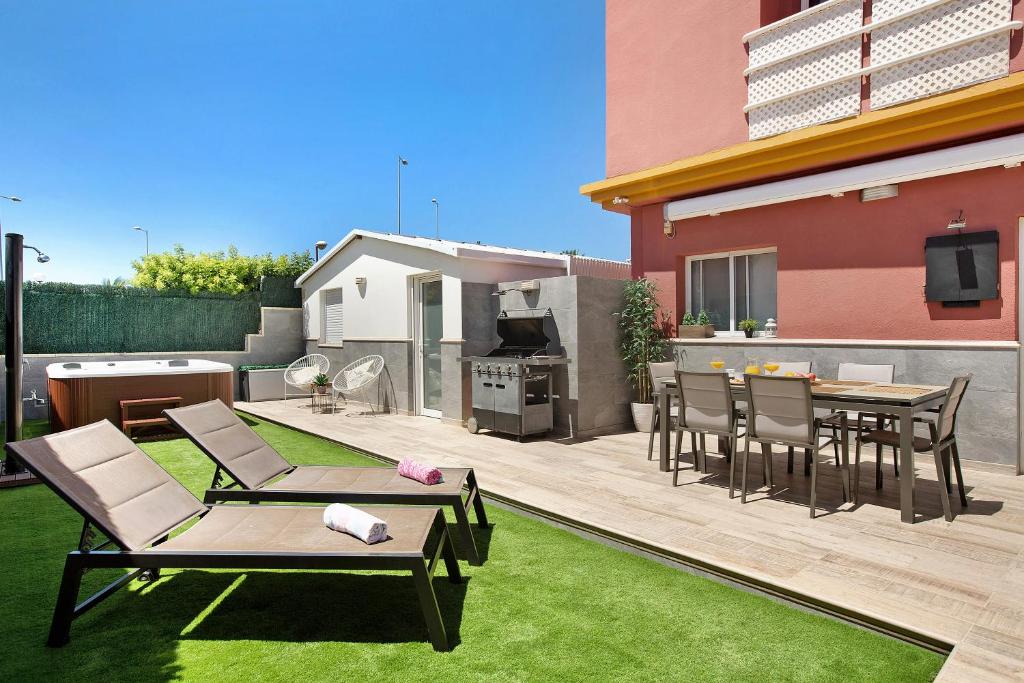 einen Hinterhof mit einer Terrasse mit einem Tisch und Stühlen in der Unterkunft Villa Hyc Playa de las burras in Maspalomas