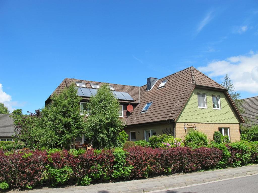 una casa con paneles solares en el techo en FeWo ONNO NORD151, en Norden