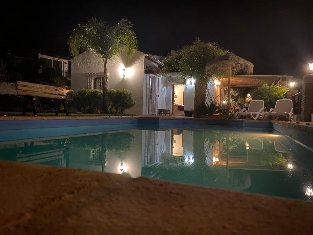 フリヒリアナにあるLos Espejos de Frigilianaの夜間の家の前のスイミングプール