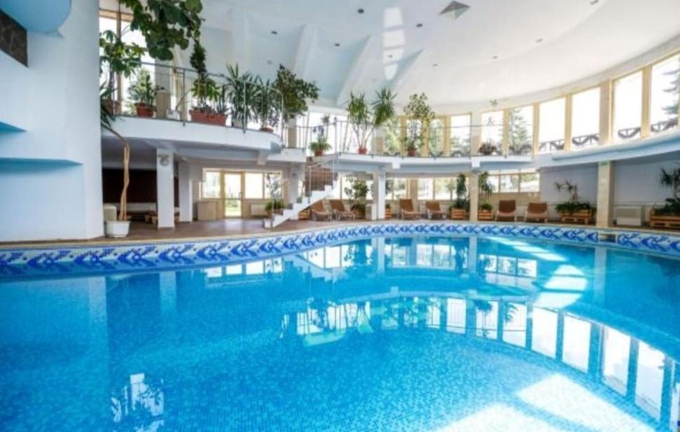 パンポロボにあるApartment 428A in Hotel Snezhanka, Pamporovoの大型スイミングプール(青い水)