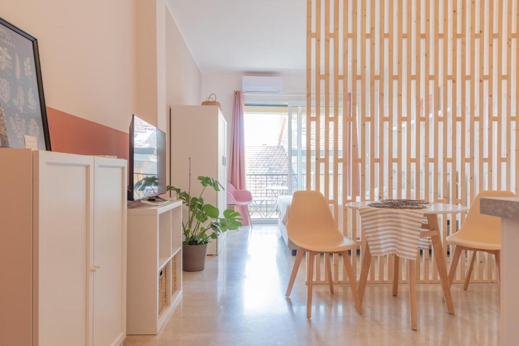 Posedenie v ubytovaní TEODORA SUITE pink