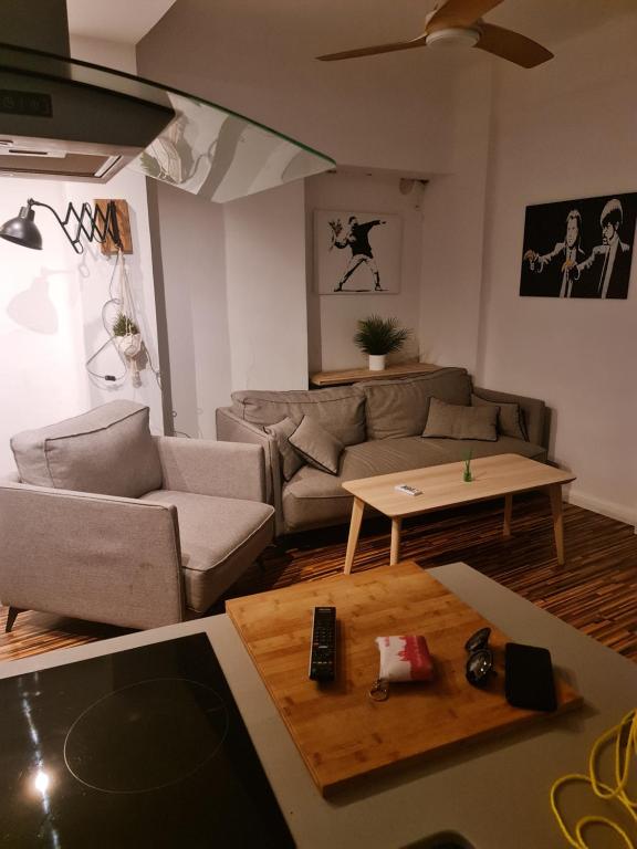 sala de estar con sofá y mesa en APARTAMENTO VALERIA, en Murcia