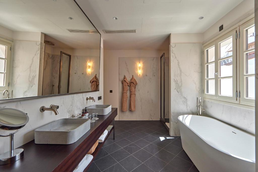 A bathroom at Puro Grand Hotel