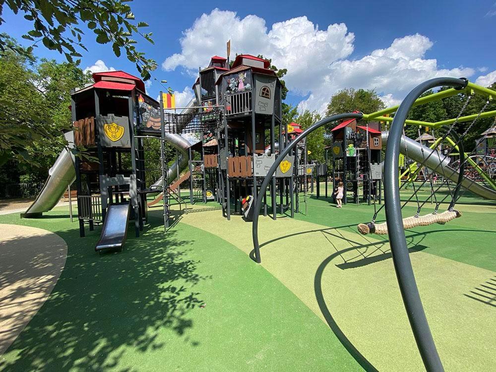 un parque infantil con un tobogán y una montaña rusa en JUNA - nowoczesny apartament w centrum z widokiem na park, en Pruszków