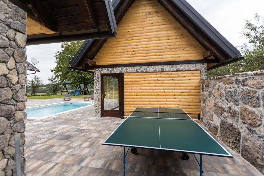 Stolní tenis v ubytování Senjska Villa nebo okolí