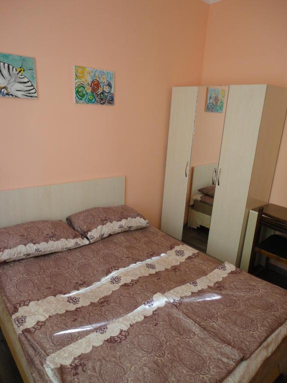 Postel nebo postele na pokoji v ubytování Like Home Guesthouse & Tours