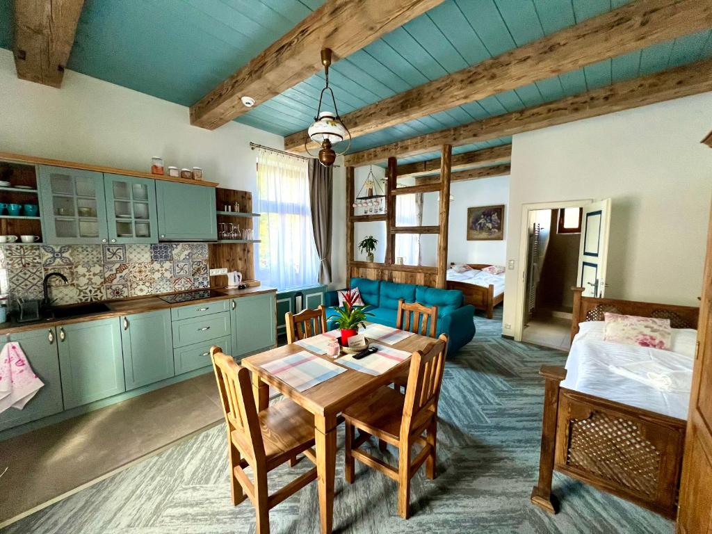 eine Küche und ein Wohnzimmer mit einem Tisch und einem Sofa in der Unterkunft Vila Liberta in Poprad
