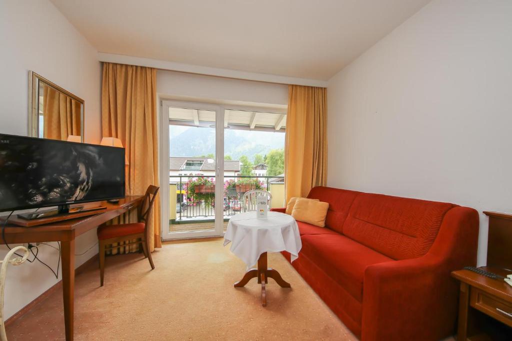 Televízia a/alebo spoločenská miestnosť v ubytovaní Hotel Dax