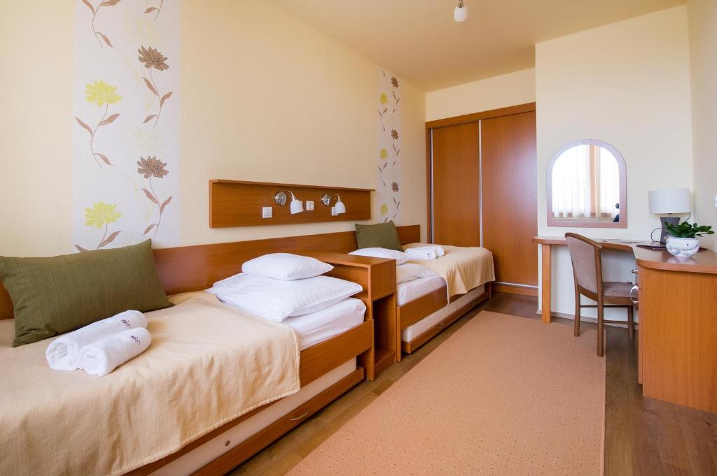 Łóżko lub łóżka w pokoju w obiekcie Apartman Hotel