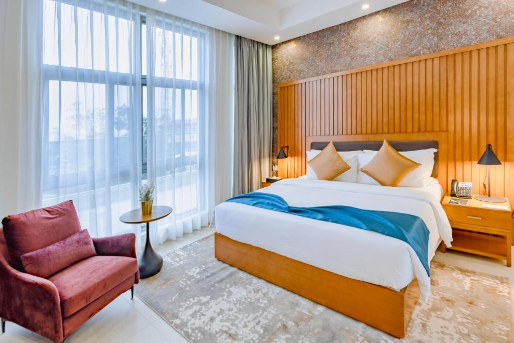 Een bed of bedden in een kamer bij Alisa Hotel Tema