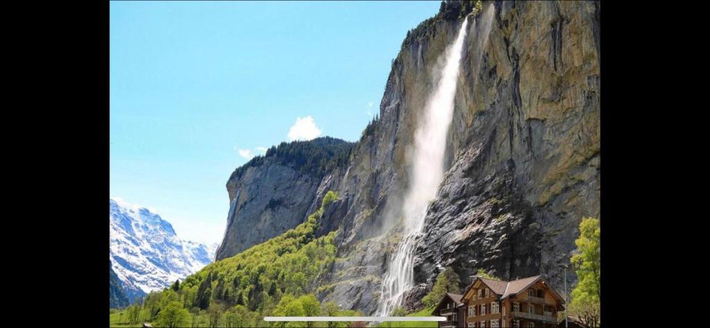 einem Wasserfall an der Seite eines Berges in der Unterkunft Breathtaking Waterfall Apartment nr 3 in Lauterbrunnen