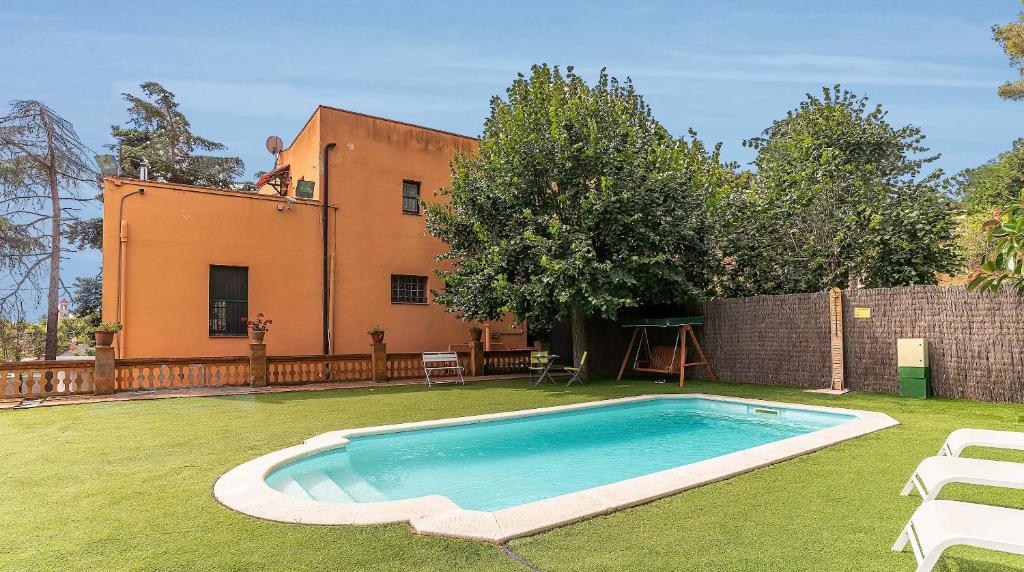 Vilassar de Dalt的住宿－Casa Can Roura，一座房子的院子内的游泳池