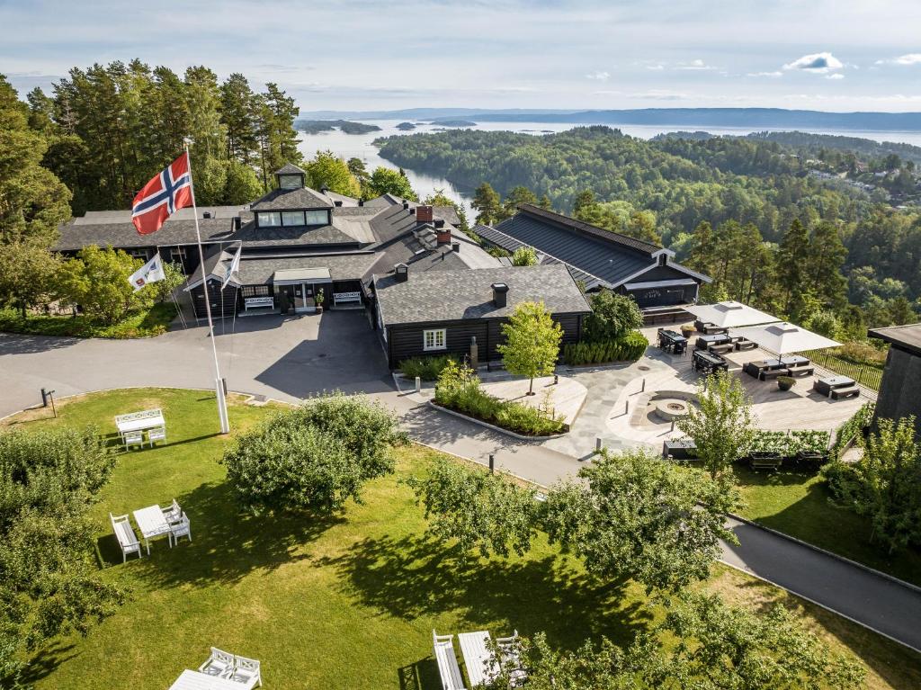 una vista aérea de una casa con una bandera en Quality Hotel Leangkollen, en Asker