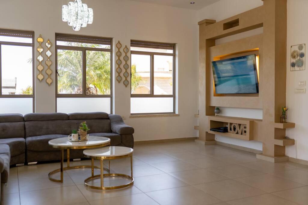 TV a/nebo společenská místnost v ubytování וילת המלך שלמה דירוג 10 יוצא מן הכלל