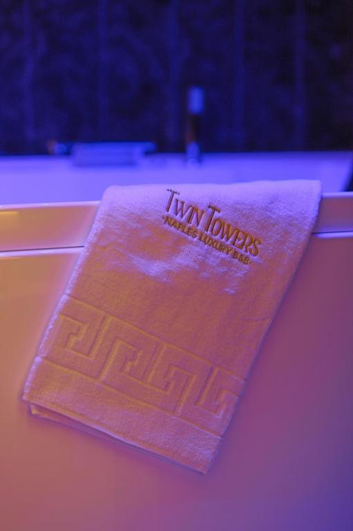Certyfikat, podpis lub inny dokument wystawiony w obiekcie Twin Towers Naples Luxury