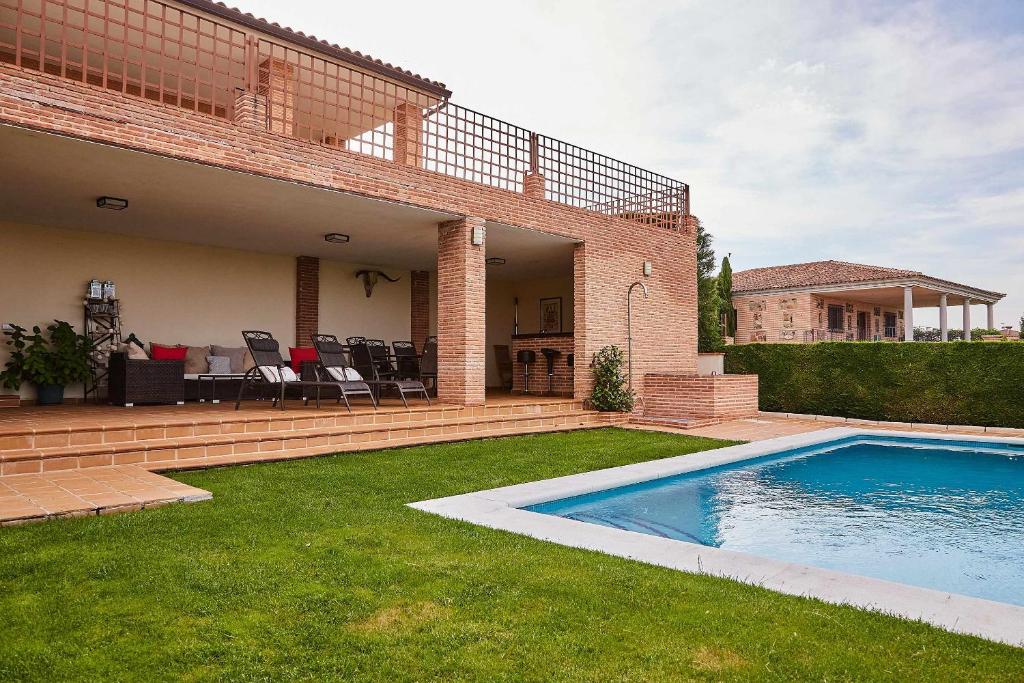 une maison avec une piscine dans la cour dans l'établissement Villa Alcotán Layos by Toledo AP, à Layos